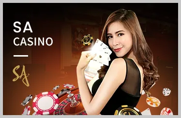 Tay vợt tennis đang giao bóng trên sân đất nện, logo 88j ở phía xa